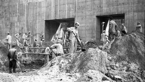 Prisioneros de los alemanes, trabajando en fortificaciones del Muro Atl�ntico durante la segunda guerra mundial