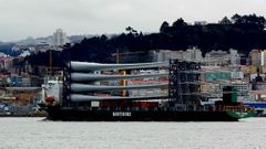 El buque con las palas e�licas en el muelle transversal