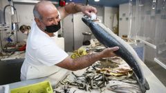 Jos� Luis Chaves, Choco, conmemora el trig�simo aniversario de su pescader�a en Covas