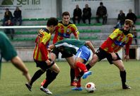 Una jugada del Laracha-Cerceda que termin� con victoria local (2-1).