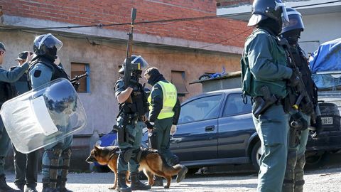 Operativo antidroga de la Guardia Civil en el poblado de O Vao