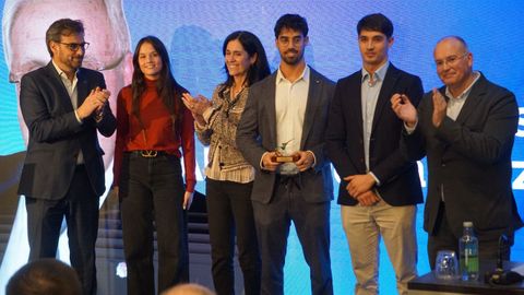 Familiares de Jes�s Alonso recogieron el reconocimiento en memoria del exalcalde boirense.