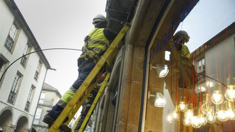 Un operario, instalando fibra óptica.