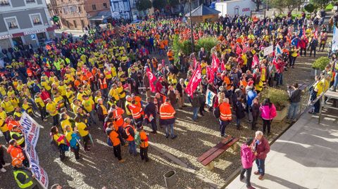 Trabajadores de Alcoa, durante la marcha que ha partido de Ribadeo (Lugo) y discurre por la carretera LU-642 para confluir en Vegadeo con los trabajadores que salen de Castropol (Asturias) en una nueva acci�n com�n como medida de protesta tras los anunciados cierres de las plantas de la multinacional del aluminio situadas en Avil�s y en A Coru�a.