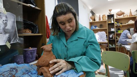 Eva Hervella, con una de sus creaciones en barro, en la Escuela de Artes e Oficios de la Diputación de Ourense