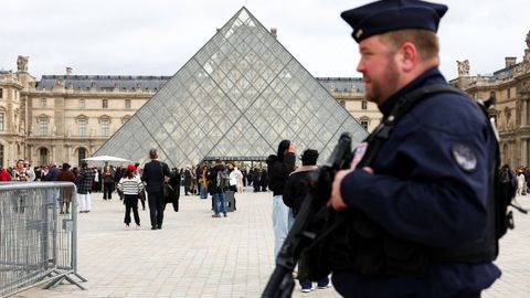 La vigilancia sigue en el Louvre