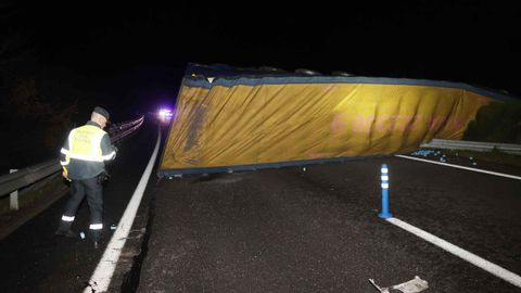 Accidente de un cami�n y de un turismo que obliga a cortar la A-6 en Baralla