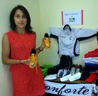 La presidenta Mari Luz Parada con ropa del CF Monforte