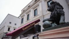 Ejemplar de la Constituci�n Espa�ola colocado ante los leones del Congreso de los Diputados.