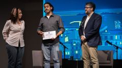 El proyecto Abrente, centrado en crear sinergias entre modelos, marcas, dise�adores, fot�grafos y artistas gallegos ha sido el vencedor del reto Impulsa Vigo, organizado por la agencia viguesa Esterea. En la imagen, Adri�n Fern�ndez recoge el premio. 