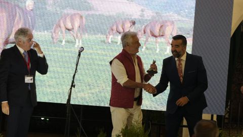 El ganadero parragu�s Juan Antonio Tam�s, recibiendo el galard�n a mejor criador de caballos anglo-�rabes de Espa�a