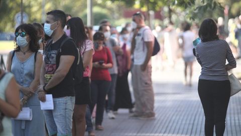 Profesores durante la realizaci�n de test serol�gicos en Madrid