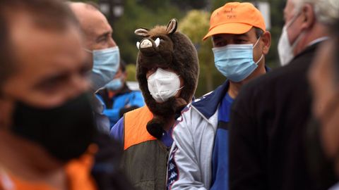 Decenas de pescadores, cazadores y ganaderos de distintos puntos de Asturias se manifiestan en coche este s�bado por el centro de Oviedo para demandar m�s apoyo a ambos sectores por parte del Gobierno auton�mico y protestar por la normativa que regula sendas actividades