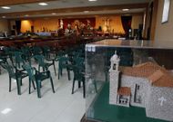 Interior del sal�n parroquial de Caleiro, que se utiliza como templo desde hace a�os. 