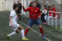 Cebolli, a la derecha, disputa un bal�n ante un futbolista del Laracha en O Sango�edo. 