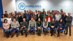 Raquel Arias posando con alcaldes, concejales y militantes que la apoyan.