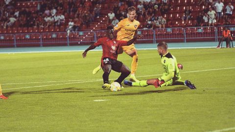 Arnau Comas (centro) y Pol Ballesté (derecha) en un partido con el Olot.