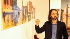 Antonio Seijas, retratado en la galer�a Platas, donde exhibe su nueva exposici�n