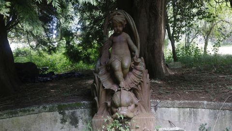 Angelote sobre un diablo, en una espectacular escultura en los jardines del pazo de Isabel II.