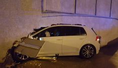 Estado en que qued� el coche que choc� contra el edificio situado frente a la rotonda de A Cabana. 