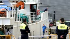 El Manuel Laura, reci�n atracado en Vigo, donde permanece aislado