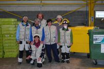 La monitora y los encargados del taller de reparaci�n de pl�sticos.