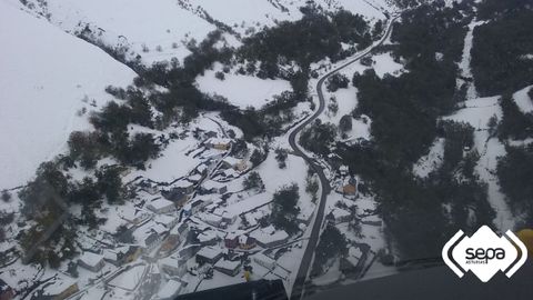 Vista area de Rengos, en Cangas del Narcea, bajo la nieve