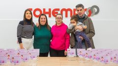 Elena, en brazos del vicepresidente de Cohempo, junto a su madre, la presidenta y la gerente del colectivo, ayer