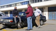 Un lunes al sol, degustando un caf a media maana apoyados en un coche en el puerto de Burela.