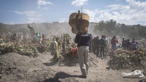 Un msico lleva su instrumento a un cementerio mexicano en el que estn enterrando a fallecidos por coronavirus