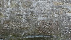 Las dos piezas descubiertas en la iglesia de Santiago da Veiga
