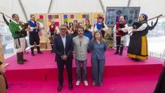 O alcalde, o pregoeiro e a concelleira de Bibliotecas, durante a inauguraci�n da feira