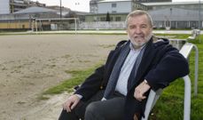 Moreira, sentado no Chor�s, no espazo que foi campo de f�tbol municipal, onde empezou a dar os primeiros pasos futbol�sticos. 