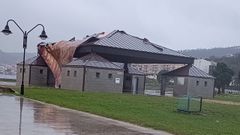 El peque�o tornado se llev� por delante el tejado de las casetas del paseo mar�timo de Cee.