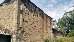 Los muros de la iglesia sufren un importante deterioro y una parte de la cubierta est� desplomada