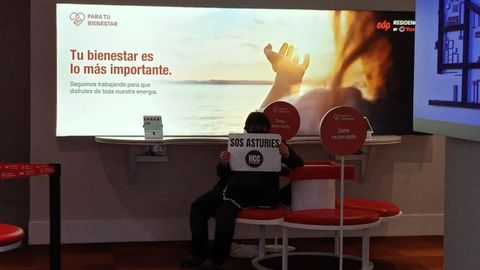 David Tejerina, de Hosteler�a Con Conciencia, encadenado en la sede de EDP