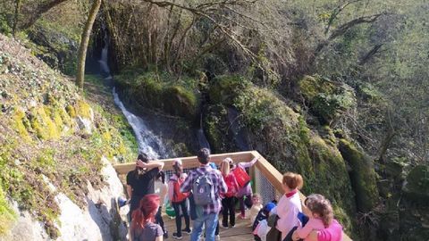 Una visita de alumnos de la escuela pública de Sober a la cascada de Portizó, en una imagen de archivo