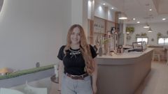 La venezolana Valentina Moure posa en su cafeter�a Take a L�a, en Ourense. Tras seis a�os form�ndose, desde all� combina su pasi�n por el caf� con la gastronom�a de su tierra.