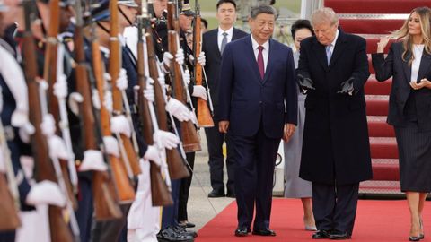Trump gesticula ante Xi Jinping durante el recibimiento al presidente chino en la base Andrews de Maryland