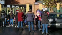 Padres de alumnos, esta semana, a la espera de recoger a sus hijos en el colegio A G�ndara