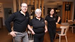 El restaurante Villa de Oro, en Camari�as, acaba de ser incorporado a la prestigiosa gu�a, no solo como local recomendado, sino, tambi�n, en la categor�a Bib Gourmand, que reconoce tanto la calidad de los preparados como los precios contenidos. Fue abierto en 1995 por la madre de Mauricio Aufiero. Ambos posan en la imagen junto a la mujer de este �ltimo.  