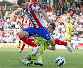 El argentino Diego Tonetto, recibiendo una entrada en el partido contra el Mirand�s.