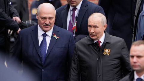 El presidente bielorruso Alexander Lukashenko (izquierda) y el presidente ruso Vladimir Putin durante el desfile militar.