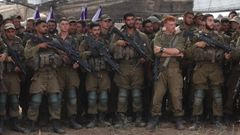 Soldados israel�es en formaci�n mientras el ministro de Defensa se dirige a ellos cerca de la frontera de Gaza.