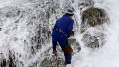 El duro trabajo de los percebeiros