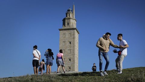 Chat GPT seala que en la Ciudad Vieja puede visitarse la Torre de Hrcules, cuando pertenece a otro barrio