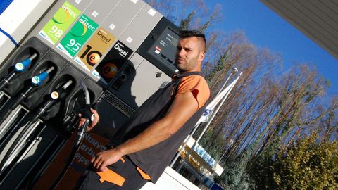 Javier Rodr�guez y su familia evitaron que el fuego entrase en su gasolinera