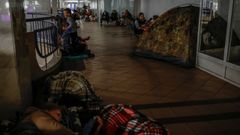 Ciudadanos ucranianos refugiados en el interior de una estacin de metro de Kiev