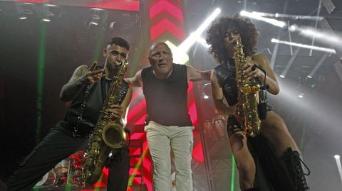 Edgar Campos, Lito Garrido y Marleny DV, en la actuación de la Panorama en las fiestas de agosto de Monforte 2025