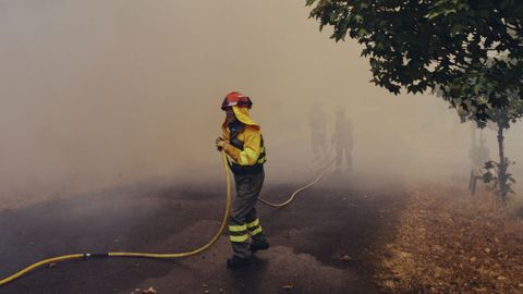 Un incendio mantiene en alerta O Cumial y Seixalbo (Ourense).